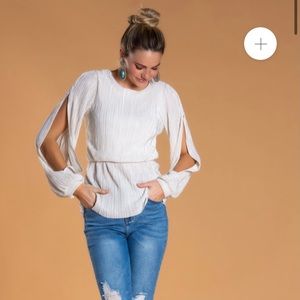 PLEATED SLIT SLEEVE BLOUSE